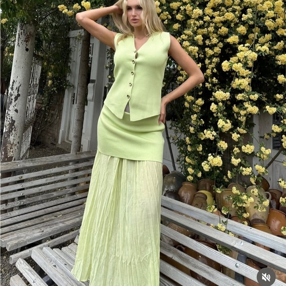 NWT ZARA 2pc 2025 collection vest + skirt S/M
🚨 FINAL PRICE NO OFFER ACCEPT - Picture 12 of 15